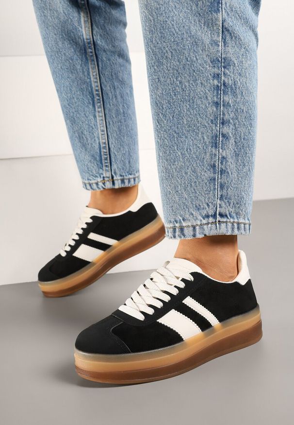 Renee - Czarne Sneakersy na Płaskiej Podeszwie z Ozdobnymi Paskami Velali. Okazja: na co dzień. Zapięcie: pasek. Kolor: czarny. Materiał: jeans. Wzór: paski. Obcas: na płaskiej podeszwie