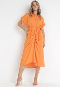 Born2be - Pomarańczowa Koszulowa Sukienka Midi z Gumką w Talii i Materiałowym Paskiem z Wiskozy Skeisa. Kolor: pomarańczowy. Materiał: materiał, wiskoza. Typ sukienki: koszulowe. Długość: midi #1