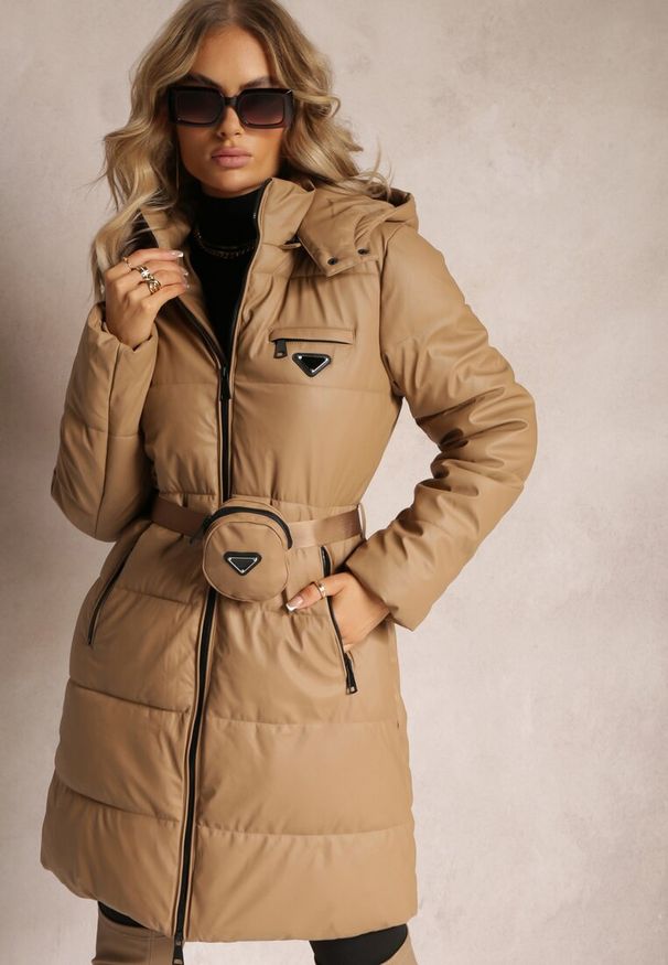 Renee - Beżowa Długa Kurtka z Paskiem Płaszcz z Okrągłą Saszetką w Komplecie Nabili. Kolor: beżowy. Długość: długie