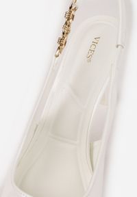 Born2be - Białe Szpilki VICES z Odkrytą Piętą i Elegancką Aplikacją przy Pasku Naterena. Okazja: na co dzień. Zapięcie: pasek. Kolor: biały. Materiał: jeans. Wzór: aplikacja. Obcas: na szpilce. Styl: elegancki #5