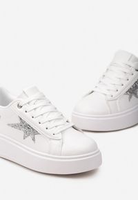 Renee - Białe Sneakersy Ozdobione Brokatem na Niskiej Platformie Leonare. Kolor: biały. Materiał: jeans. Wzór: aplikacja. Obcas: na platformie #6