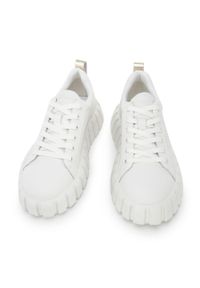 Wittchen - Damskie sneakersy ze skóry na grubej podeszwie. Okazja: do pracy, na spotkanie biznesowe, na co dzień. Nosek buta: okrągły. Kolor: biały, wielokolorowy, złoty. Materiał: skóra. Obcas: na platformie #3