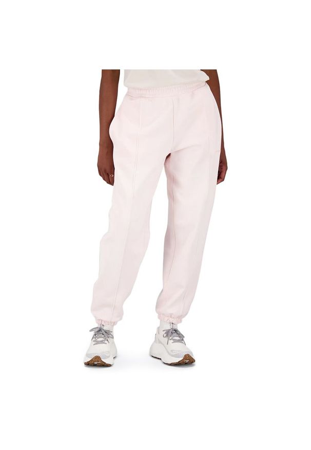 Spodnie New Balance WP23553WAN - różowe. Kolor: różowy. Materiał: dresówka, poliester, materiał, bawełna. Wzór: napisy