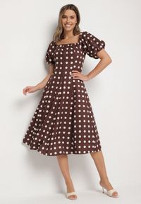 Born2be - Brązowa Rozkloszowana Sukienka Vices w Grochy z Dekoltem Typu Hiszpanka Zimina. Okazja: na co dzień. Typ kołnierza: dekolt hiszpanka. Kolor: brązowy. Materiał: skóra, materiał. Wzór: grochy. Typ sukienki: proste. Styl: casual, klasyczny #1