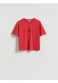 Reserved - T-shirt z aplikacją - czerwony. Kolor: czerwony. Materiał: bawełna, dzianina. Wzór: aplikacja. Styl: klasyczny
