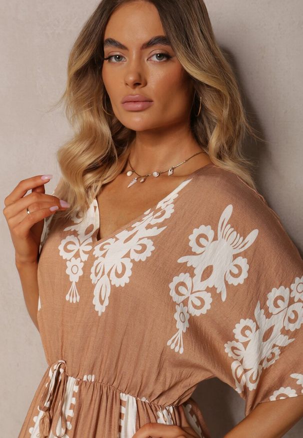 Renee - Brązowa Sukienka Taliowana z Bawełny z Gumką w Pasie Rivaq. Okazja: na imprezę. Typ kołnierza: dekolt w serek. Kolor: brązowy. Materiał: bawełna. Typ sukienki: proste. Styl: elegancki