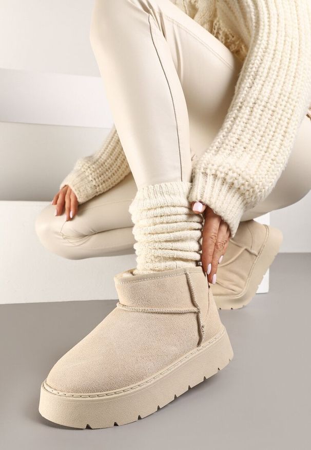 Born2be - Beżowe Krótkie Śniegowce ze Skóry Naturalnej Ocieplane Futerkiem Riasirae. Okazja: na co dzień. Nosek buta: okrągły. Kolor: beżowy. Materiał: futro, skóra. Sezon: zima. Obcas: na obcasie. Styl: casual, elegancki, klasyczny. Wysokość obcasa: niski