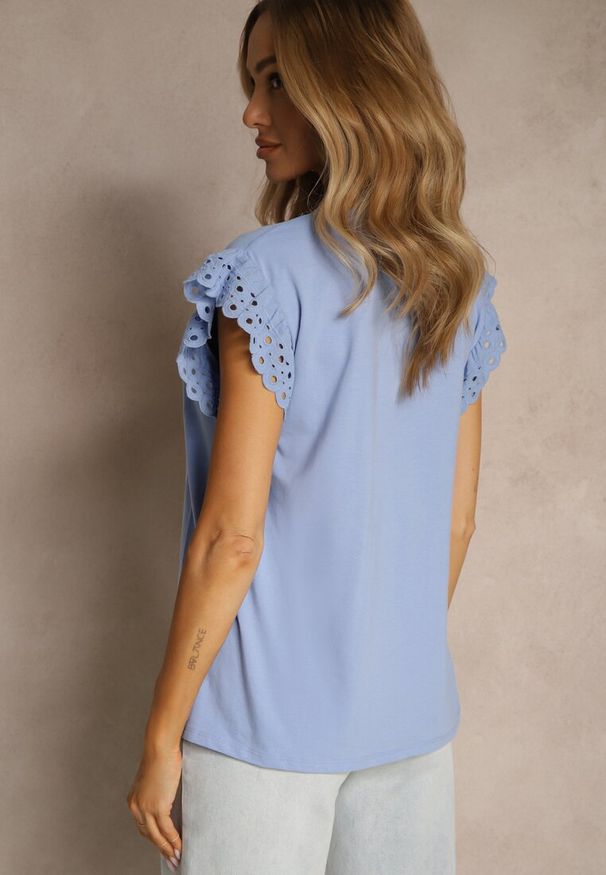 Renee - Jasnoniebieska Bawełniana Bluzka z Krótkim Rękawem z Ażurowej Falbanki Voanira. Okazja: na co dzień. Typ kołnierza: kołnierz z falbankami. Kolor: niebieski. Materiał: bawełna. Długość rękawa: krótki rękaw. Długość: krótkie. Wzór: ażurowy. Styl: elegancki, casual