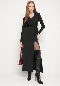 Born2be - Czarna Sukienka Kopertowa z Wiskozą Zdobiona Rozcięciem i Wiązanym Paskiem Teslea. Okazja: na co dzień. Kolor: czarny. Materiał: wiskoza. Wzór: aplikacja. Typ sukienki: kopertowe. Styl: elegancki, casual, klasyczny #1