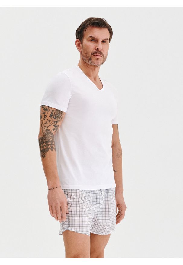 Pako Lorente - PAKO LORENTE – T-shirt v-neck w białym kolorze, dwupak. Kolor: czarny, biały. Materiał: elastan, bawełna. Długość rękawa: krótki rękaw. Długość: krótkie