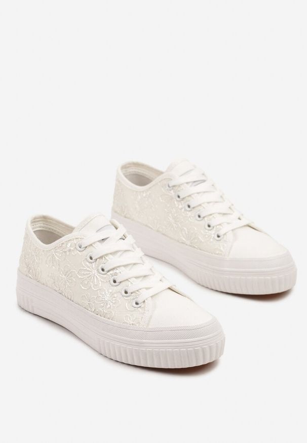 Born2be - Białe Casualowe Trampki z Cholewką Zdobioną Haftem Meppna. Okazja: na co dzień. Kolor: biały. Materiał: jeans. Szerokość cholewki: normalna. Wzór: aplikacja, haft. Obcas: na płaskiej podeszwie. Styl: casual