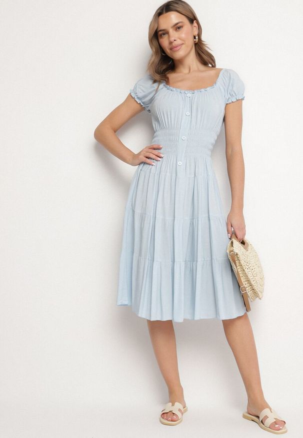 Born2be - Jasnoniebieska Bawełniana Rozkloszowana Sukienka z Guzikami i Bufiastymi Rękawami Annivi. Okazja: na co dzień. Kolor: niebieski. Materiał: bawełna. Styl: elegancki, klasyczny, casual