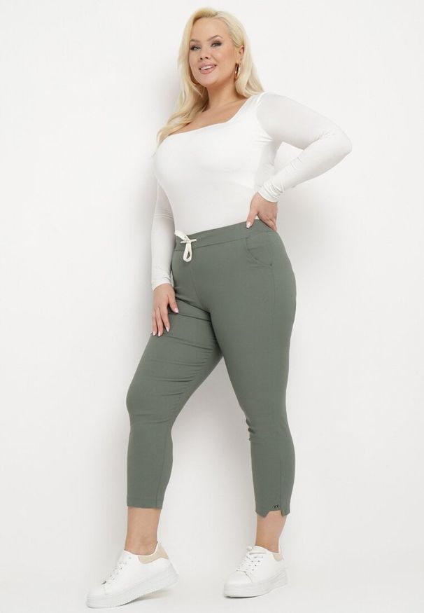 Born2be - Ciemnozielone Spodnie High Waist z Troczkiem w Pasie Istmena. Okazja: na co dzień, na spotkanie biznesowe. Stan: podwyższony. Kolor: zielony. Styl: casual, elegancki, biznesowy