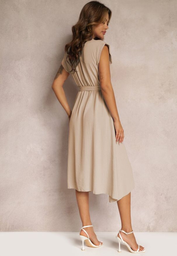 Renee - Beżowa Sukienka Midi z Guzikami i Materiałowym Paskiem Nylalik. Kolor: beżowy. Materiał: materiał. Wzór: gładki. Długość: midi