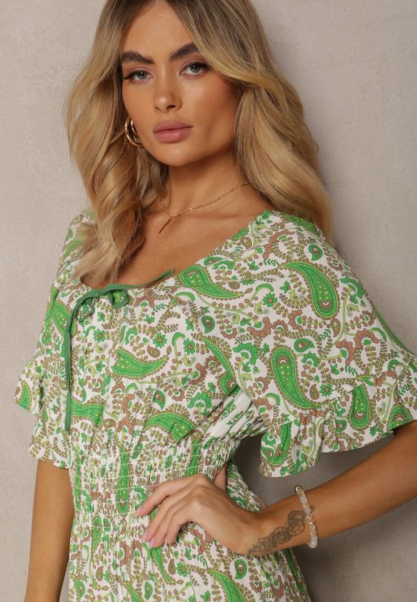 Renee - Jasnozielona Bawełniana Sukienka z Ozdobnym Wiązaniem Wykończona Gumką w Pasie Betelia. Okazja: na co dzień. Kolor: zielony. Materiał: bawełna. Sezon: lato. Styl: casual, elegancki