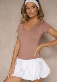 Renee - Ciemnoróżowy Dopasowany T-shirt z Wiskozą z Dekoltem w Kształcie Litery V Follerea. Okazja: na co dzień, na spacer. Typ kołnierza: dekolt w kształcie V. Kolor: różowy. Materiał: wiskoza. Styl: casual #5