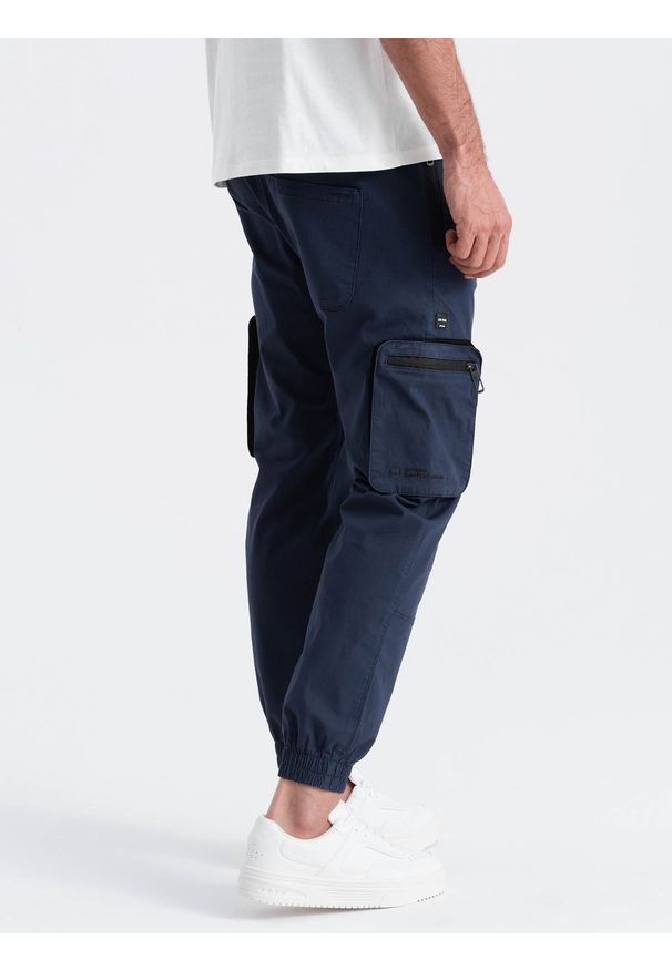 Ombre Clothing - Męskie spodnie JOGGERY z zapinanymi kieszeniami cargo - granatowe V5 OM-PAJO-0135 - XXL. Kolor: niebieski. Materiał: guma, bawełna, tkanina, elastan. Wzór: nadruk