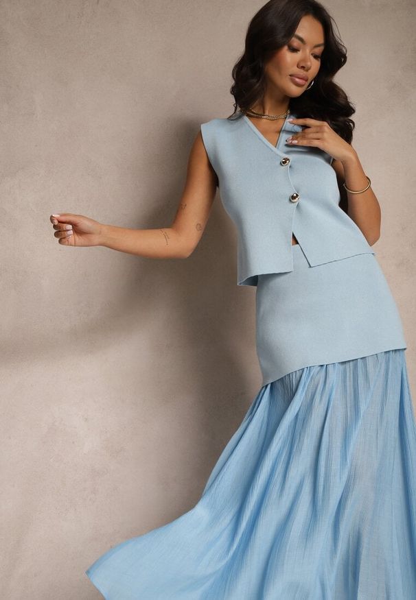Renee - Jasnoniebieski Komplet z Wiskozą Spódnica o Rozkloszowanym Kroju i Kamizelka Ozdobiona Guzikami Felilya. Kolor: niebieski. Materiał: wiskoza. Wzór: aplikacja