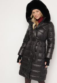 Born2be - Czarna Pikowana Kurtka o Długim Kroju z Odpinanym Kapturem z Futerkiem i Paskiem oleti. Okazja: na spacer, na co dzień. Kolor: czarny. Materiał: futro. Długość: długie. Sezon: zima. Styl: casual, elegancki, klasyczny #3