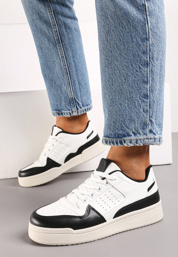 Renee - Czarno-Białe Sznurowane Sneakersy z Ekoskóry na Grubej Podeszwie z Ozdobnymi Łatkami Anaviria. Kolor: czarny. Materiał: jeans