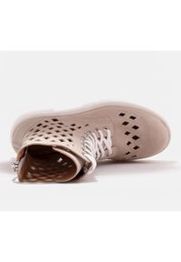 Marco Shoes Welurowe botki z perforacją beżowy. Kolor: beżowy. Materiał: welur