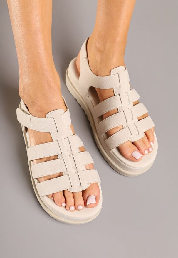 Born2be - Beżowe Sandały z Zapięciem na Rzep Typu Gladiatorki Sorlinia. Okazja: na co dzień. Zapięcie: rzepy. Kolor: beżowy. Styl: elegancki, casual
