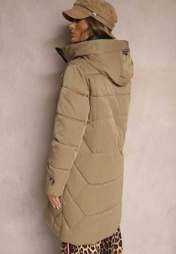 Renee - Zielona Kurtka o Pikowanym Dłuższym Fasonie z Nieodpinanym Kapturem Luciandra. Okazja: na co dzień. Kolor: zielony. Materiał: dzianina, jeans, tkanina. Długość: długie. Sezon: zima. Styl: casual