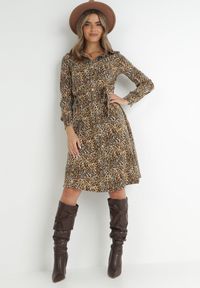 Born2be - Ciemnobeżowa Sukienka Koszulowa w Panterkę Vesenil. Kolor: beżowy. Materiał: materiał. Wzór: motyw zwierzęcy. Typ sukienki: koszulowe. Długość: midi #1