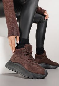 Renee - Brązowe Sneakersy Śniegowce Vices na Platformie Ozdobione Napisem i Futerkiem Lanite. Kolor: brązowy. Materiał: futro. Wzór: napisy, aplikacja. Obcas: na platformie #5
