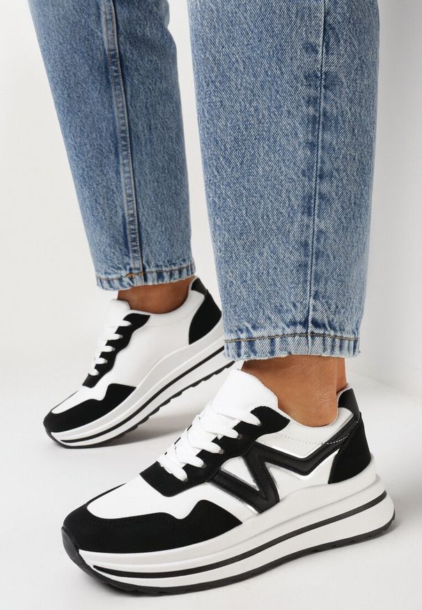 Born2be - Czarne Sneakersy na Piankowej Podeszwie ze Sznurowaniem i Ozdobną Wstawką Taelori. Kolor: czarny
