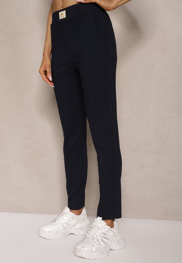 Renee - Granatowe Spodnie High Waist z Elastycznego Materiału Wykończone Gumką Rigadona. Stan: podwyższony. Kolor: niebieski. Materiał: materiał