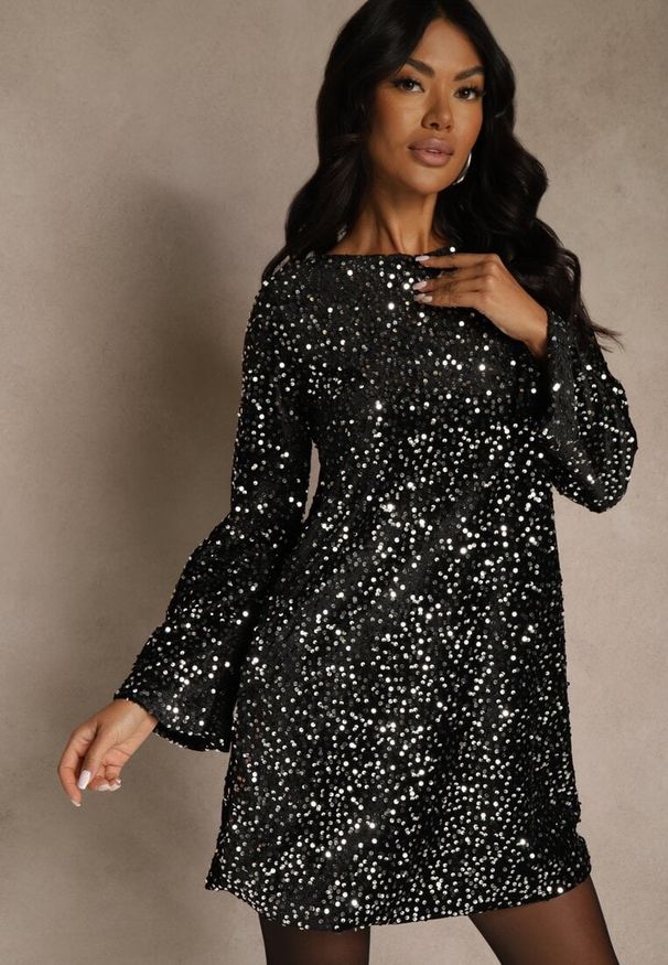 Renee - Srebrna Sukienka z Odkrytymi Plecami z Kokardą Zdobiona Cekinami Carilyera. Okazja: na imprezę. Typ kołnierza: kokarda. Kolor: srebrny. Materiał: wiskoza, elastan. Wzór: aplikacja. Styl: wizytowy, klasyczny