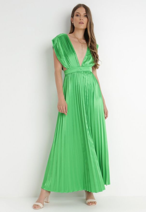 Born2be - Zielona Sukienka Aedice. Typ kołnierza: dekolt w kształcie V. Kolor: zielony. Długość rękawa: na ramiączkach. Typ sukienki: rozkloszowane. Styl: elegancki. Długość: maxi