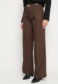 Born2be - Brązowe Garniturowe Spodnie o Szerokim Kroju z Paskiem ze Sprzączką Muszelką Saliavia. Okazja: na co dzień. Kolor: brązowy. Styl: klasyczny, casual, elegancki