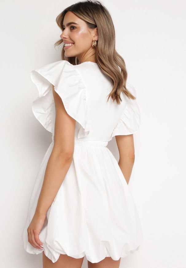 Born2be - Biała Sukienka Altheia. Kolor: biały. Materiał: tkanina, bawełna, tiul. Wzór: jednolity, aplikacja. Typ sukienki: bombki. Styl: klasyczny. Długość: mini