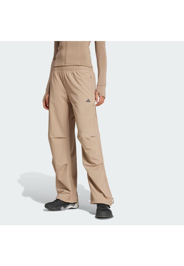 Adidas - Spodnie treningowe Workout Essentials Woven. Stan: obniżony. Kolor: brązowy. Technologia: ClimaCool (Adidas). Sport: fitness