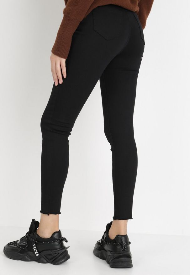 Born2be - Czarne Spodnie Skinny Phenameia. Kolor: czarny