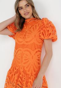 Born2be - Pomarańczowa Sukienka Cilleis. Typ kołnierza: kołnierzyk stójkowy. Kolor: pomarańczowy. Materiał: koronka. Wzór: ażurowy, aplikacja, koronka. Styl: elegancki. Długość: mini #6