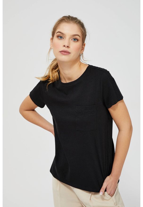 MOODO - T-shirt z ażurowym zdobieniem. Materiał: bawełna. Długość rękawa: krótki rękaw. Długość: krótkie. Wzór: aplikacja, ażurowy