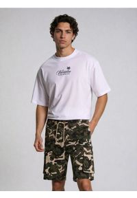 Sinsay - Szorty cargo ze wzorem moro - wielobarwny. Wzór: moro