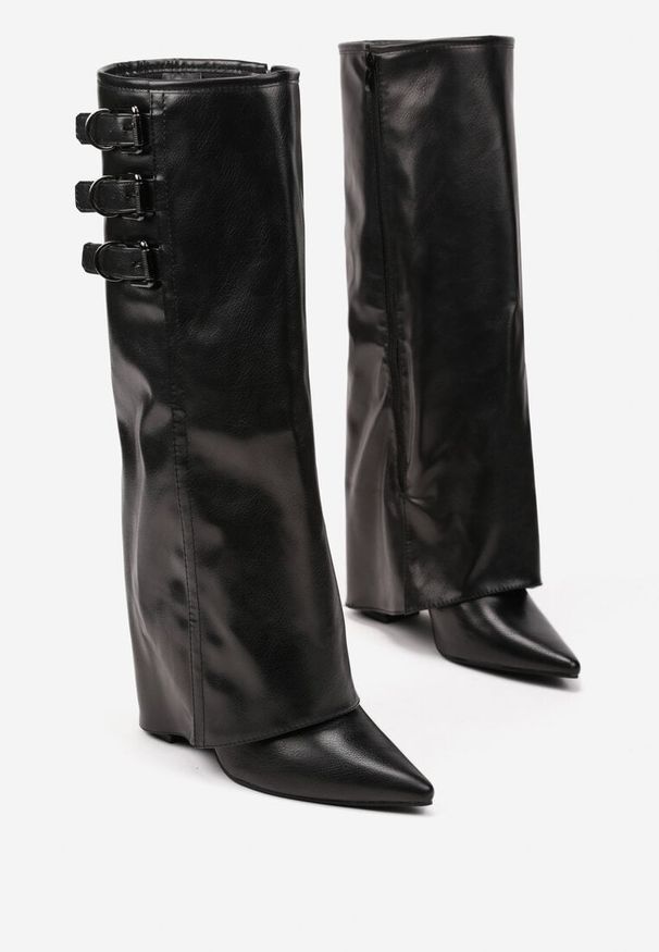 Born2be - Czarne Kozaki na Obcasie Ozdobione Wywiniętą Cholewką z Paskami i Klamrami Liennia. Okazja: na co dzień. Zapięcie: klamry. Kolor: czarny. Szerokość cholewki: normalna. Wzór: aplikacja. Obcas: na obcasie. Styl: casual, elegancki, klasyczny, wizytowy. Wysokość obcasa: średni