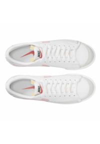 Buty Nike Blazer Low Platform W DJ0292-103 białe. Okazja: na co dzień. Kolor: biały. Materiał: guma, skóra. Szerokość cholewki: normalna. Obcas: na platformie