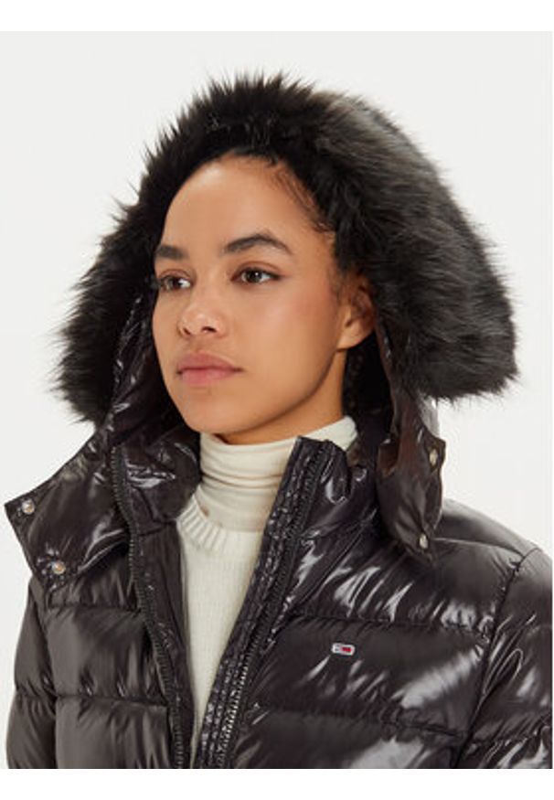 Tommy Jeans Kurtka puchowa DW0DW19926 Czarny Regular Fit. Kolor: czarny. Materiał: syntetyk