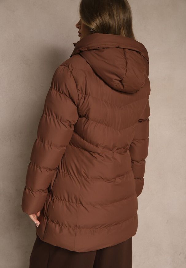 Renee - Brązowa Kurtka Pikowana o Długim Kroju z Kapturem i Suwakiem Dwukierunkowym Naomira. Okazja: na co dzień. Typ kołnierza: kaptur. Kolor: brązowy. Materiał: jeans. Długość: długie. Styl: casual, elegancki