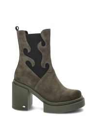 Zielone Botki Karino Modne Buty Na Obcasie. Kolor: zielony. Materiał: welur, zamsz. Obcas: na obcasie. Styl: klasyczny. Wysokość obcasa: średni #6