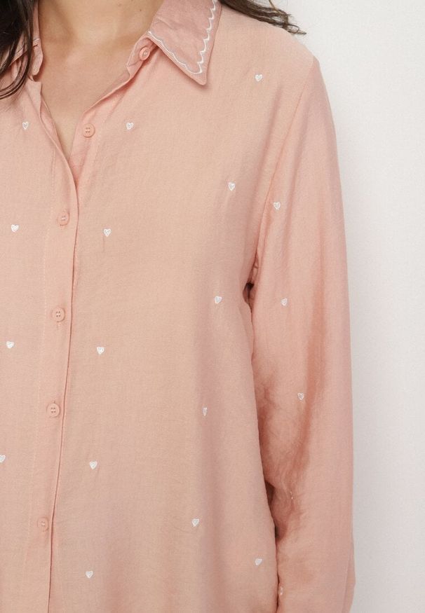 Born2be - Różowa Wiskozowa Koszula z Haftowanymi Sercami Kollireia. Okazja: na co dzień. Typ kołnierza: kołnierzyk klasyczny. Kolor: różowy. Długość: długie. Wzór: haft. Materiał: wiskoza. Długość rękawa: długi rękaw. Sezon: wiosna. Styl: klasyczny, casual