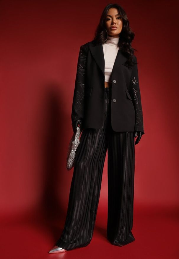 Renee - Czarna Marynarka o Kroju Oversize z Napisami na Rękawach Hennaia. Okazja: na co dzień, na spotkanie biznesowe. Kolor: czarny. Materiał: jeans. Wzór: napisy. Styl: biznesowy, casual