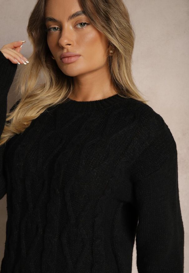 Renee - Czarny Sweter z Wełną Ozdobnym Splotem i Ściągaczem Nariae. Okazja: na co dzień. Kolor: czarny. Materiał: wełna. Długość rękawa: długi rękaw. Długość: długie. Wzór: ze splotem. Styl: casual, elegancki