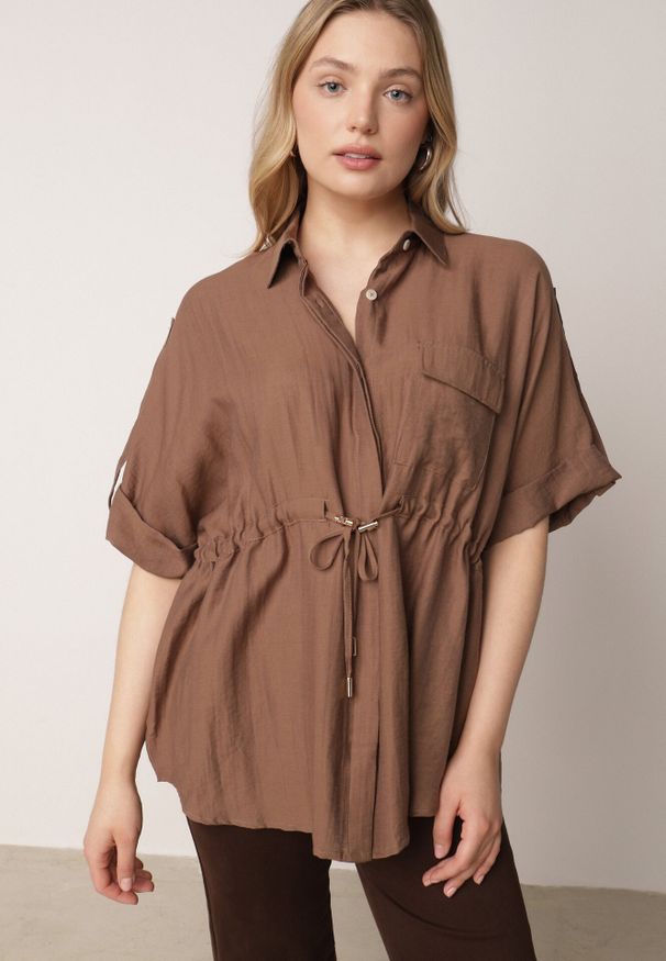 Born2be - Brązowa Nietoperzowa Koszula Safari z Lnem i Wiskozą ze Ściągaczem w Pasie Mezriss. Okazja: do pracy, na co dzień, na spotkanie biznesowe. Kolor: brązowy. Materiał: wiskoza, len. Styl: biznesowy, casual
