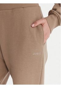 Guess Spodnie dresowe V6RB15 K9V31 Beżowy Regular Fit. Kolor: beżowy. Materiał: bawełna #5
